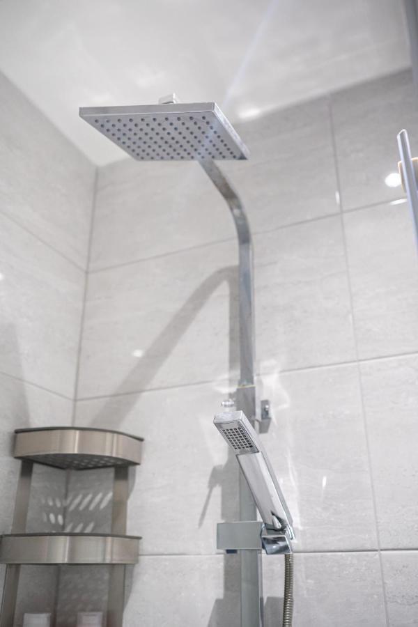 Studios With Ensuite Showers & Share Kitchens Prime Location Near Hospital, Town Center Apt 3 St Helens  Exterior foto